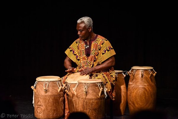 Tanz- und Theaterwerkstatt, Afrikanisches Trommeln, Thomas Eyison, Foto: Peter Pöschl